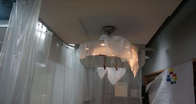 正在進行堵轉(zhuǎn)測試的天花板吊扇燈具，同樣會覆蓋紗布，其實這紗布也有學(xué)問，因為連紗布的材質(zhì)、網(wǎng)目數(shù)都有嚴(yán)格規(guī)定。