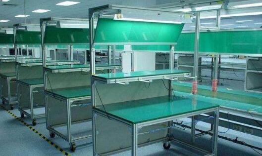 防靜電工作臺(tái)臺(tái)面一般由防靜電三聚氰胺高壓裝飾層壓板為表面材料與木質(zhì)材料復(fù)合制成。