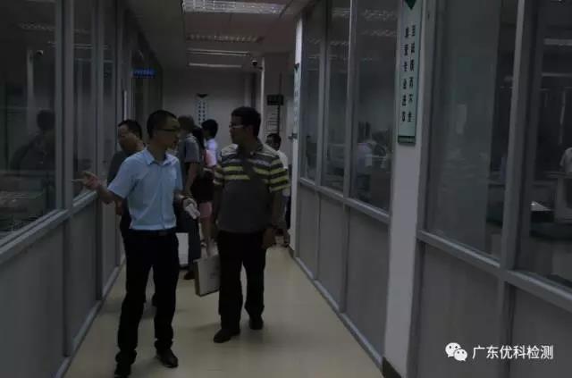 UK工程部總監(jiān)袁華剖析了優(yōu)科檢測認(rèn)證服務(wù)優(yōu)勢、現(xiàn)場解答客戶疑惑、帶領(lǐng)大家觀摩實(shí)驗(yàn)室